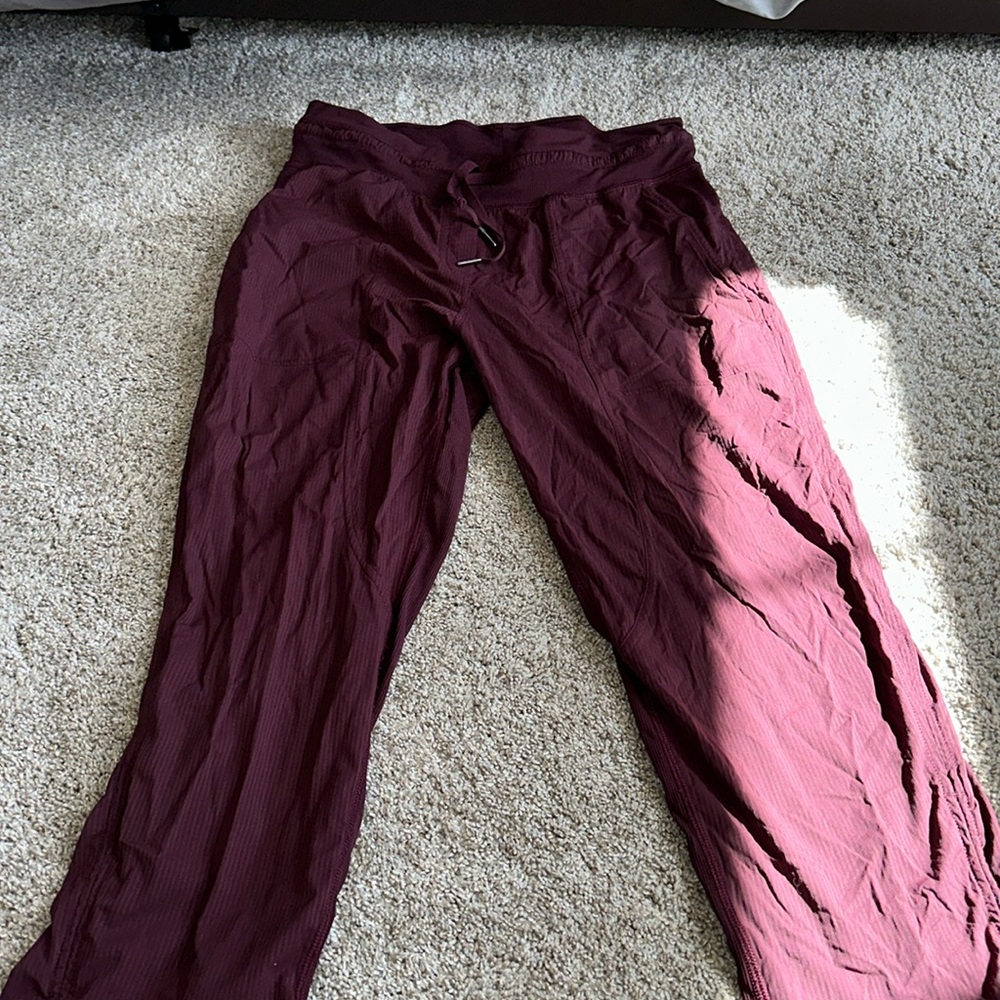 Lululemon maroon cropped joggers